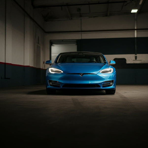 Tesla pausiert Abonnements und Testphasen während Fahrzeugservicebesuchen