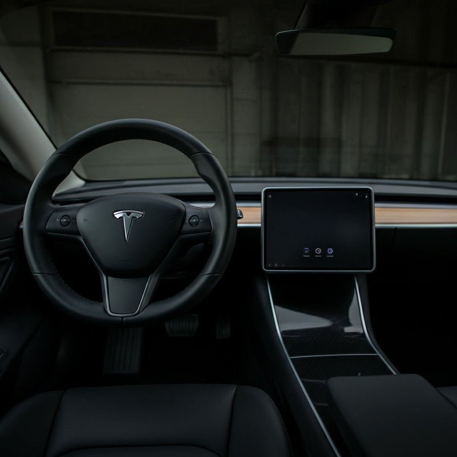 Tesla onthult upgrade van koolstofvezel dashboard voor de vernieuwde M